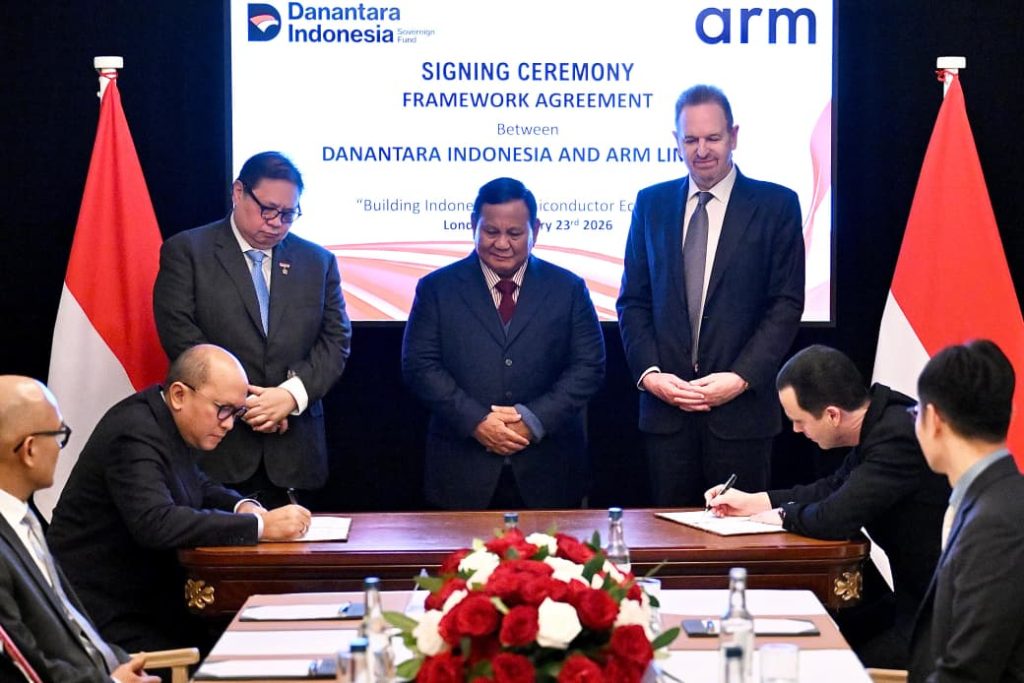 Presiden Prabowo Subianto menyaksikan penandatanganan perjanjian kerangka kerja antara BPI Danantara dan Arm Limited di London, Inggris, pada Senin (23/2/2026) (Foto: Setkab RI)