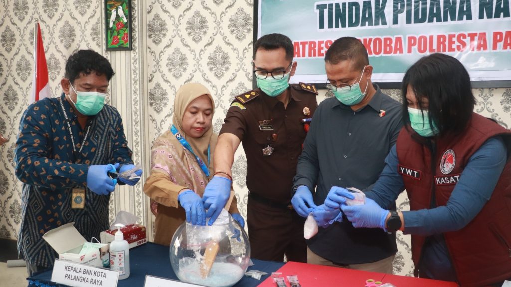 Satresnarkoba Polresta Palangka Raya melaksanakan kegiatan press release sekaligus pemusnahan barang bukti narkotika hasil pengungkapan sejumlah perkara tindak pidana narkotika yang berhasil diungkap selama periode Januari hingga Februari 2026, Selasa (24/2/2026) (Foto: IST)