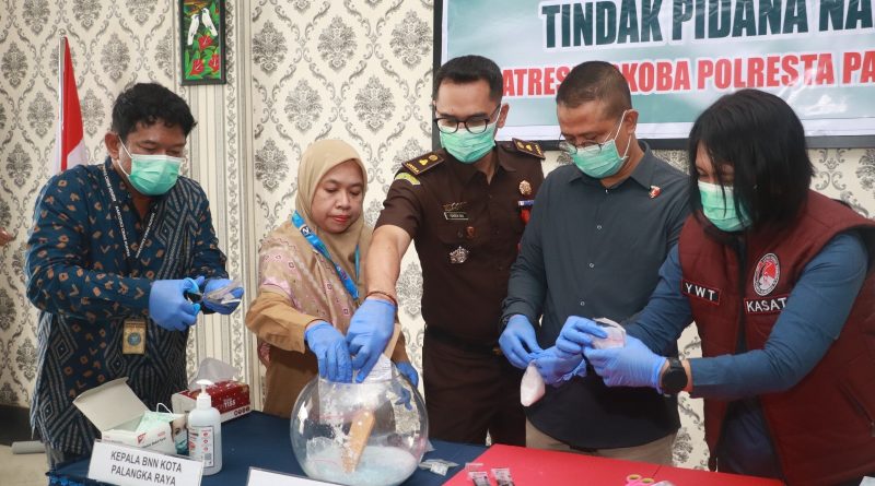 Satresnarkoba Polresta Palangka Raya melaksanakan kegiatan press release sekaligus pemusnahan barang bukti narkotika hasil pengungkapan sejumlah perkara tindak pidana narkotika yang berhasil diungkap selama periode Januari hingga Februari 2026, Selasa (24/2/2026) (Foto: IST)