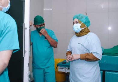 Plt Direktur RSUD Sekayu, drg. Dina Krisnawati Gumay, M.Kes. memimpin langsung pengecekan sarana dan prasarana di kamar operasi, Selasa (24/2/2026) (Foto: RSUD Sekayu)
