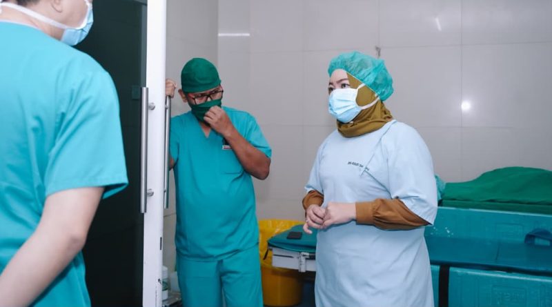 Plt Direktur RSUD Sekayu, drg. Dina Krisnawati Gumay, M.Kes. memimpin langsung pengecekan sarana dan prasarana di kamar operasi, Selasa (24/2/2026) (Foto: RSUD Sekayu)