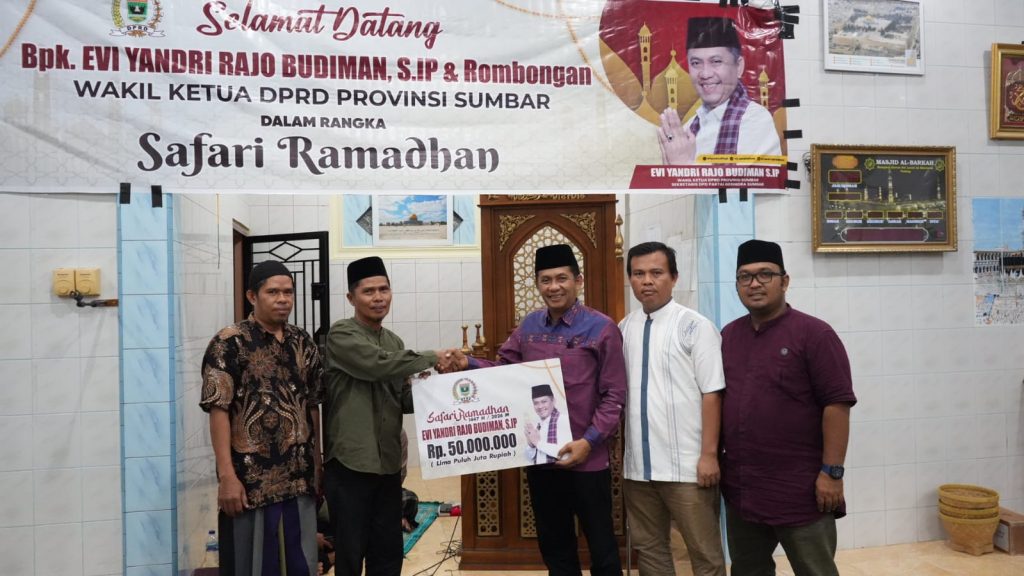 Wakil Ketua DPRD Provinsi Sumatera Barat Evi Yandri Dt Rajo Budiman menghadiri kegiatan Safari Ramadan di Masjid Al Barkah, Sungai Lareh, Kota Padang, Senin (23/2/2026) (Foto: IST)