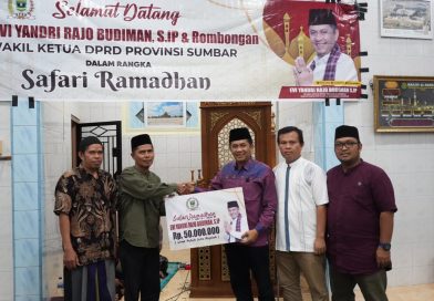 Wakil Ketua DPRD Provinsi Sumatera Barat Evi Yandri Dt Rajo Budiman menghadiri kegiatan Safari Ramadan di Masjid Al Barkah, Sungai Lareh, Kota Padang, Senin (23/2/2026) (Foto: IST)