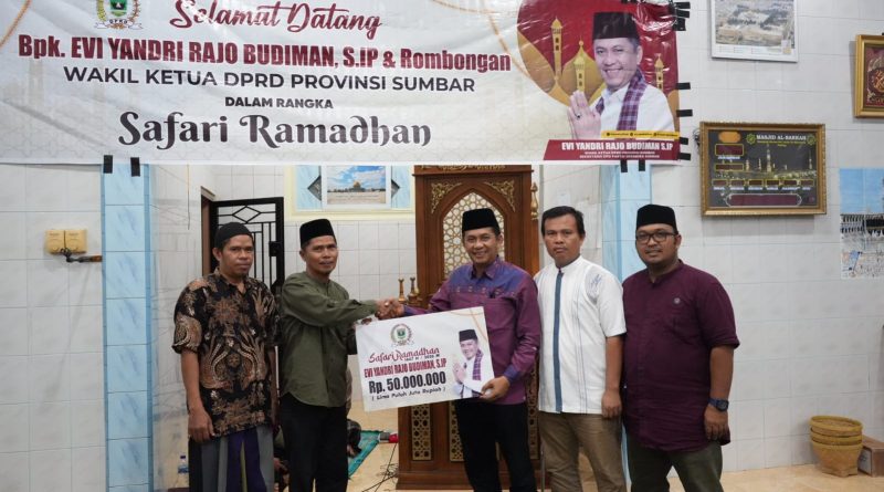 Wakil Ketua DPRD Provinsi Sumatera Barat Evi Yandri Dt Rajo Budiman menghadiri kegiatan Safari Ramadan di Masjid Al Barkah, Sungai Lareh, Kota Padang, Senin (23/2/2026) (Foto: IST)