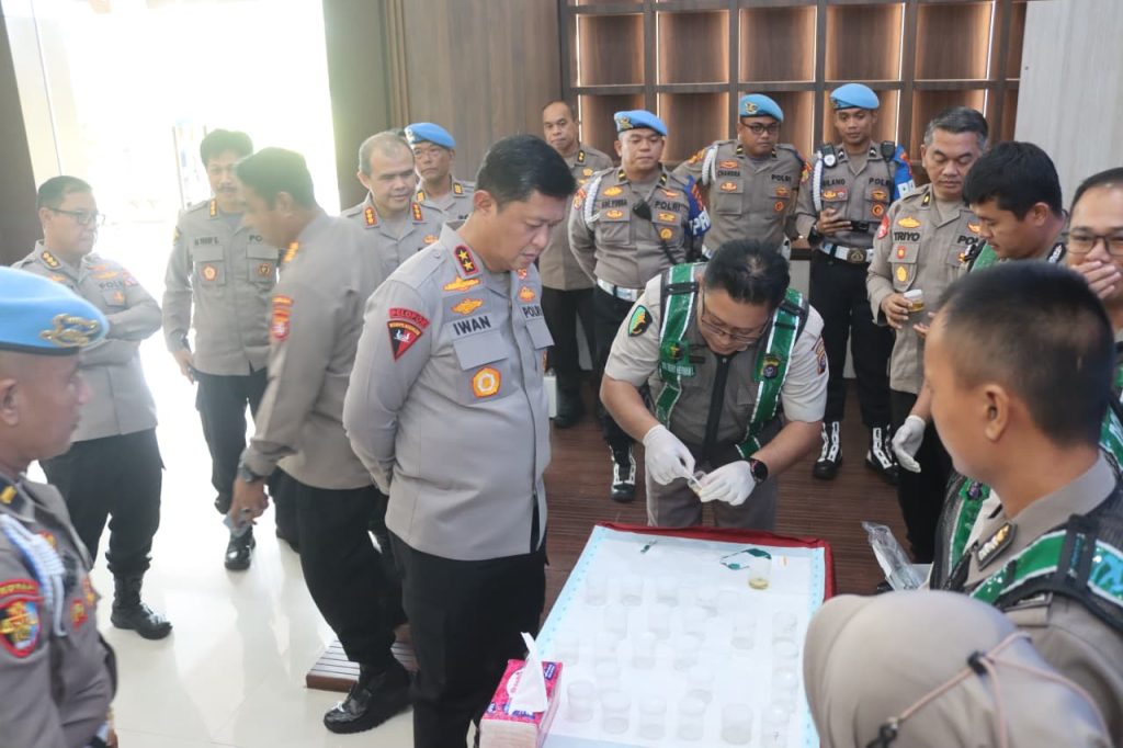 Kapolda Kalteng Irjen Pol Iwan Kurniawan, memimpin langsung jalannya pemeriksaan urine bagi seluruh pejabat utama di Lobi Mapolda setempat, Rabu (25/2/2026) (Foto: IST)