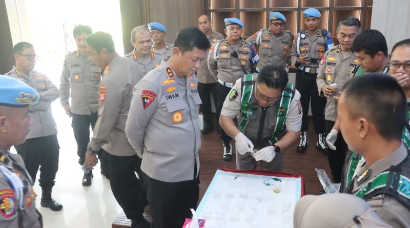 Kapolda Kalteng Irjen Pol Iwan Kurniawan, memimpin langsung jalannya pemeriksaan urine bagi seluruh pejabat utama di Lobi Mapolda setempat, Rabu (25/2/2026) (Foto: IST)