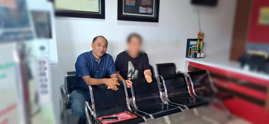 Tersangka berinisial DL dalam kasus dugaan pengurangan takaran minyak goreng subsidi merek MinyaKita di Pulau Morotai kini telah berada di kantor Kejaksaan Negeri (Kejari) Pulau Morotai untuk menjalani proses hukum selanjutnya, Rabu (25/2/2026) (Foto: IST)
