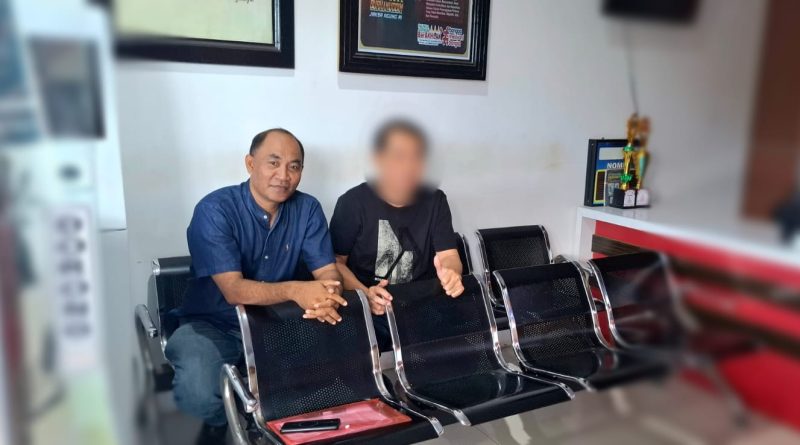 Tersangka berinisial DL dalam kasus dugaan pengurangan takaran minyak goreng subsidi merek MinyaKita di Pulau Morotai kini telah berada di kantor Kejaksaan Negeri (Kejari) Pulau Morotai untuk menjalani proses hukum selanjutnya, Rabu (25/2/2026) (Foto: IST)