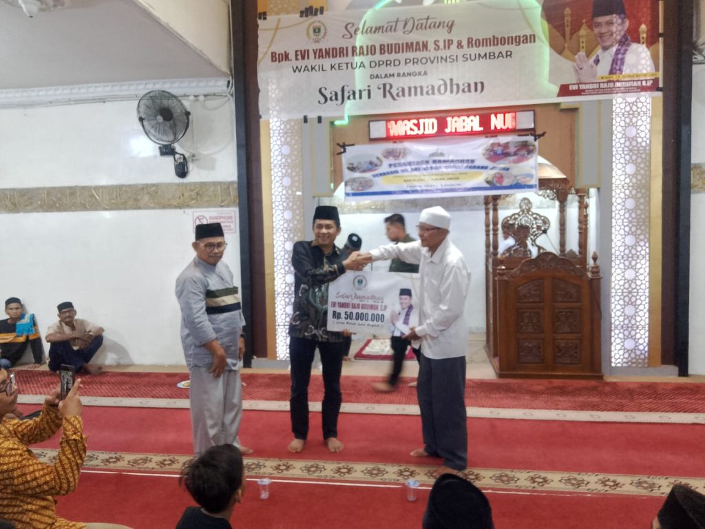 Evi Yandri menyerahkan bantuan untuk masjid senilai Rp50 juta dari pemerintahan provinsi Sumbar untuk Masjid Jabal Nur, Seberang Padang, Kota Padang, Selasa (24/2/2026) malam. (Foto: IST)