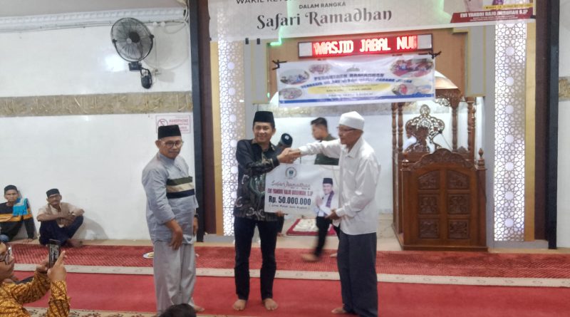 Evi Yandri menyerahkan bantuan untuk masjid senilai Rp50 juta dari pemerintahan provinsi Sumbar untuk Masjid Jabal Nur, Seberang Padang, Kota Padang, Selasa (24/2/2026) malam. (Foto: IST)