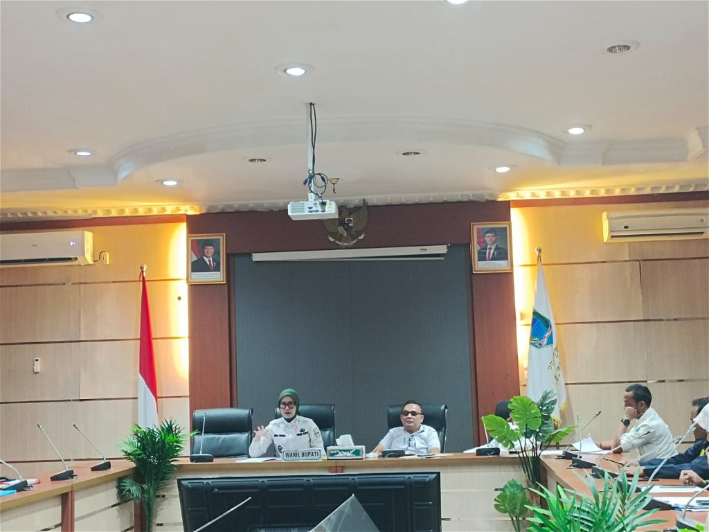 Wakil Bupati Lahat Widia Ningsih saat menyampaikan pesan kepada PT Besar Citra Karya (BCK) saat pertemuan di Oproom Pemkab Lahat di dampingi Dinas Tenaga Kerja (Disnaker) Lahat terkait pemutusan hak kerja sepihak dari pihak perusahan terhadap 34 karyawan yang di berhentikan, Rabu (25/2/2026) (Foto: IST)