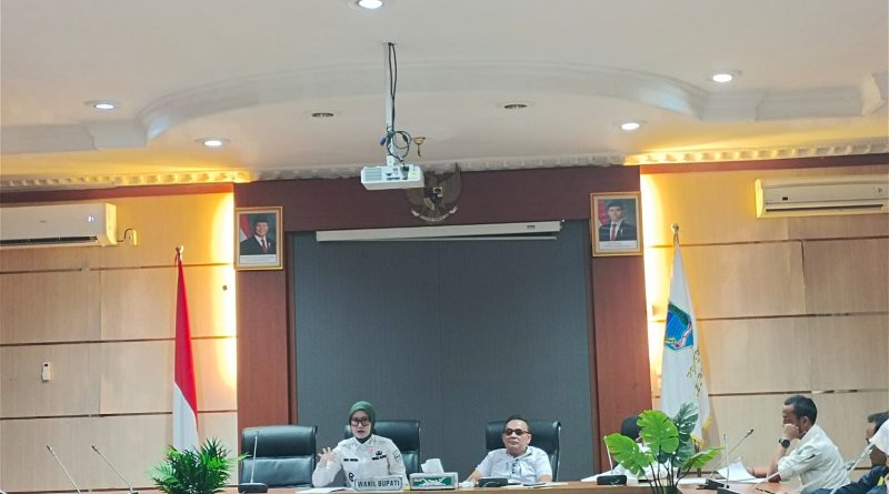 Wakil Bupati Lahat Widia Ningsih saat menyampaikan pesan kepada PT Besar Citra Karya (BCK) saat pertemuan di Oproom Pemkab Lahat di dampingi Dinas Tenaga Kerja (Disnaker) Lahat terkait pemutusan hak kerja sepihak dari pihak perusahan terhadap 34 karyawan yang di berhentikan, Rabu (25/2/2026) (Foto: IST)
