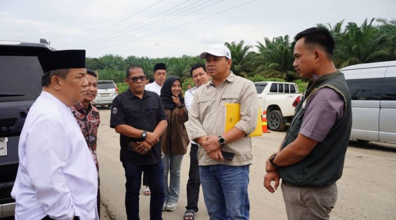 Pelaksana Tugas (Plt) Gubernur Riau SF Hariyanto, melakukan peninjauan langsung ke ruas jalan Tapung–Talang Danto, Kamis (19/2/2026) (Foto: MC Provinsi Riau/InfoPublik)