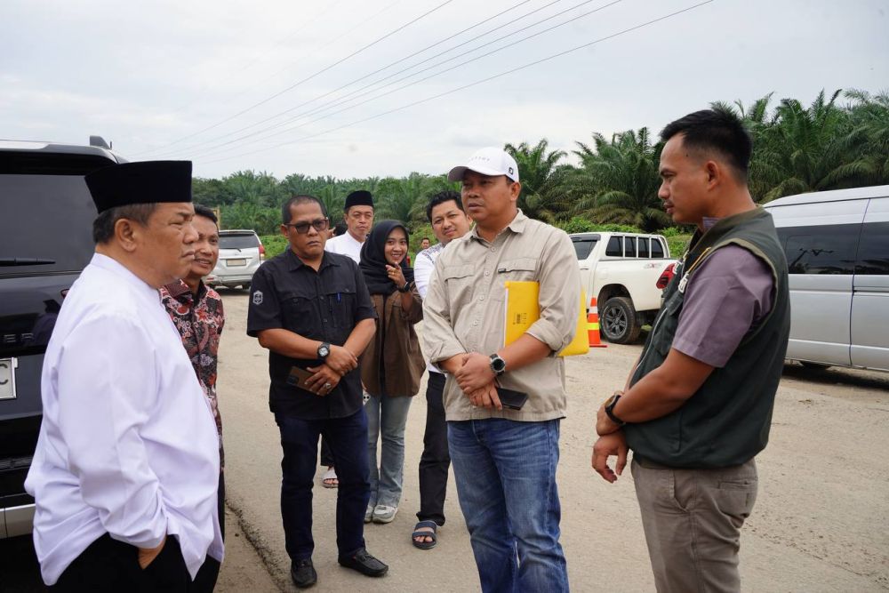 Pelaksana Tugas (Plt) Gubernur Riau SF Hariyanto, melakukan peninjauan langsung ke ruas jalan Tapung–Talang Danto, Kamis (19/2/2026) (Foto: MC Provinsi Riau/InfoPublik)