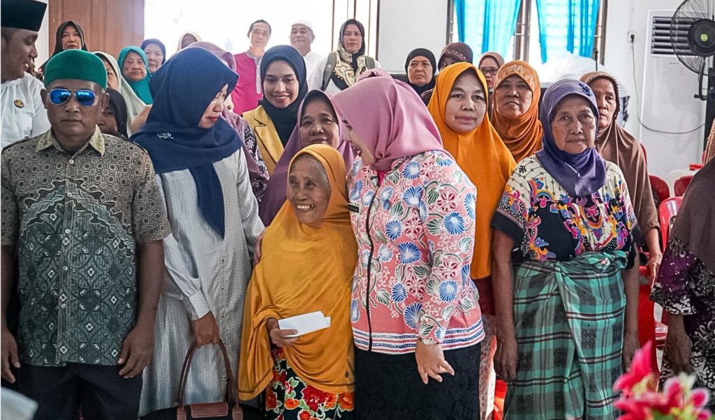 Ketua Tim Penggerak Pemberdayaan Kesejahteraan Keluarga (TP PKK) Deli Serdang, Ny. Jelita Asri Ludin Tambunan, menunjukkan kepeduliannya kepada warga prasejahtera di Kantor Desa Sampali, Kecamatan Percut Sei Tuan untuk menyalurkan bantuan sosial, Rabu sore (4/3/2026). (Foto: Pemkab Deli Serdang)