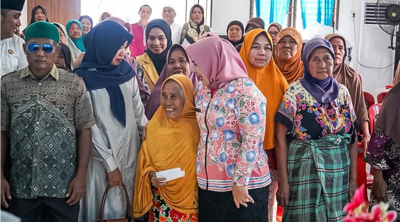 Ketua Tim Penggerak Pemberdayaan Kesejahteraan Keluarga (TP PKK) Deli Serdang, Ny. Jelita Asri Ludin Tambunan, menunjukkan kepeduliannya kepada warga prasejahtera di Kantor Desa Sampali, Kecamatan Percut Sei Tuan untuk menyalurkan bantuan sosial, Rabu sore (4/3/2026). (Foto: Pemkab Deli Serdang)