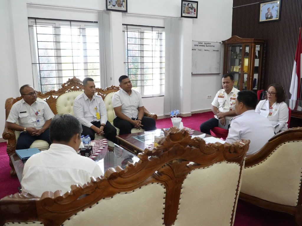 Bupati Humbang Hasundutan, Dr. Oloan Paniaran Nababan, S.H., M.H., menerima audiensi jajaran Kantor Pertanahan (BPN) setempat pada Rabu (4/3/2026). Pertemuan yang berlangsung di ruang kerja Bupati ini menjadi ajang strategis untuk memperkuat tata kelola pertanahan di wilayah tersebut. (Foto: Pemkab Humbang Hasundutan)