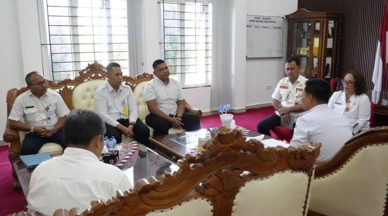 Bupati Humbang Hasundutan, Dr. Oloan Paniaran Nababan, S.H., M.H., menerima audiensi jajaran Kantor Pertanahan (BPN) setempat pada Rabu (4/3/2026). Pertemuan yang berlangsung di ruang kerja Bupati ini menjadi ajang strategis untuk memperkuat tata kelola pertanahan di wilayah tersebut. (Foto: Pemkab Humbang Hasundutan)