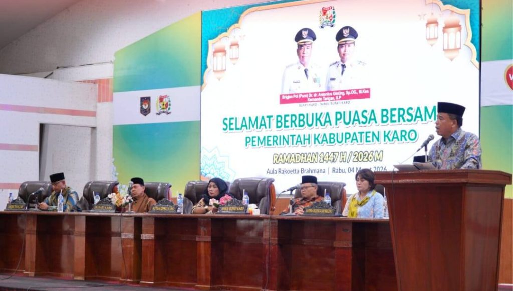 Bupati Karo, Brigjen Pol (Purn) Dr. dr. Antonius Ginting, Sp.OG., M.Kes., menghadiri acara Buka Puasa Bersama Pemerintah Kabupaten Karo pada Rabu (4/3/2026). Kegiatan religi dalam rangka menyambut Ramadhan 1447 H ini dipusatkan di Aula Rakoetta Brahmana, Kantor Bupati Karo. (Foto: Diskominfo Karo)