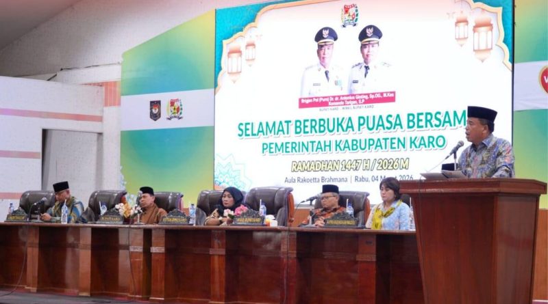 Bupati Karo, Brigjen Pol (Purn) Dr. dr. Antonius Ginting, Sp.OG., M.Kes., menghadiri acara Buka Puasa Bersama Pemerintah Kabupaten Karo pada Rabu (4/3/2026). Kegiatan religi dalam rangka menyambut Ramadhan 1447 H ini dipusatkan di Aula Rakoetta Brahmana, Kantor Bupati Karo. (Foto: Diskominfo Karo)