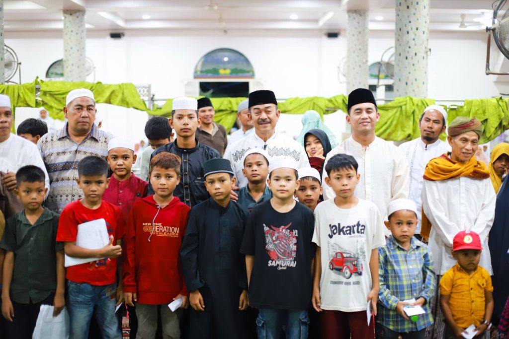 Bupati Mandailing Natal (Madina), H. Saipullah Nasution, melanjutkan rangkaian Safari Ramadan 1447 H di Kelurahan Kotasiantar, Kecamatan Panyabungan, Rabu (4/3/2026). Dalam kunjungan tersebut, Bupati didaulat menjadi imam salat Isya di Masjid Jami' Darussalam sebelum melaksanakan salat Tarawih berjamaah. (Foto: Pemkab Mandailing Natal)