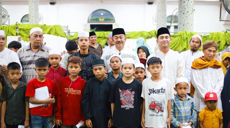 Bupati Mandailing Natal (Madina), H. Saipullah Nasution, melanjutkan rangkaian Safari Ramadan 1447 H di Kelurahan Kotasiantar, Kecamatan Panyabungan, Rabu (4/3/2026). Dalam kunjungan tersebut, Bupati didaulat menjadi imam salat Isya di Masjid Jami' Darussalam sebelum melaksanakan salat Tarawih berjamaah. (Foto: Pemkab Mandailing Natal)