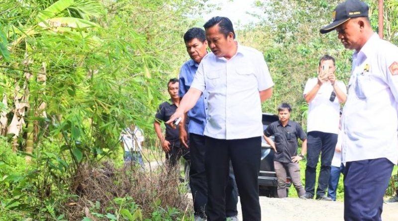 Bupati Nias Barat, Eliyunus Waruwu, S.Pt., M.Si., meninjau langsung kondisi Jalan Denninger yang menghubungkan Desa Lolowau, Hiliadulo, dan Onolimbu di Kecamatan Lahomi, Rabu (4/3/2026). (Foto: Pemkab Nias Barat)