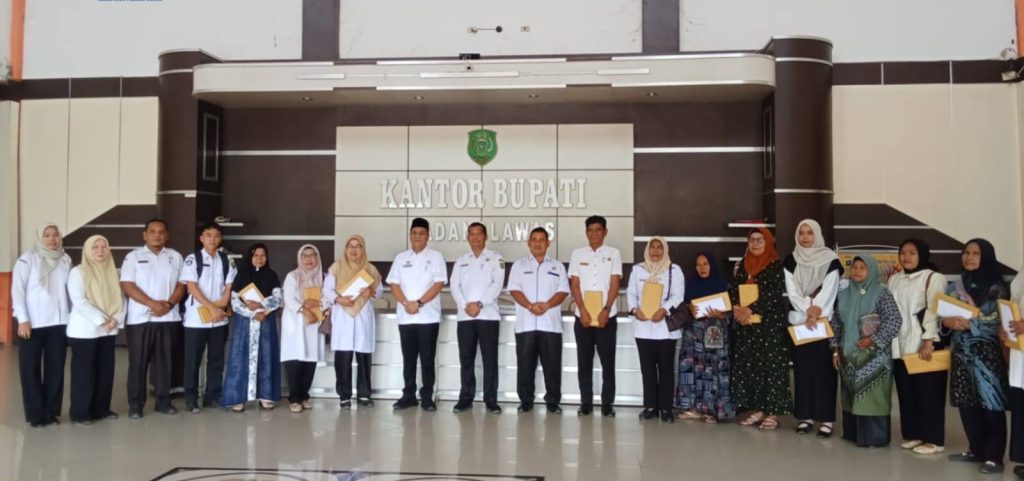 Pemerintah Kabupaten Padang Lawas memberikan apresiasi tinggi kepada para Aparatur Sipil Negara (ASN) yang telah menyelesaikan masa baktinya. Melalui Dewan Pengurus KORPRI, penyerahan tali asih ini dilaksanakan di Aula Kantor Bupati Padang Lawas pada Rabu (4/3/2026). (Foto: Diskominfo Padang Lawas)