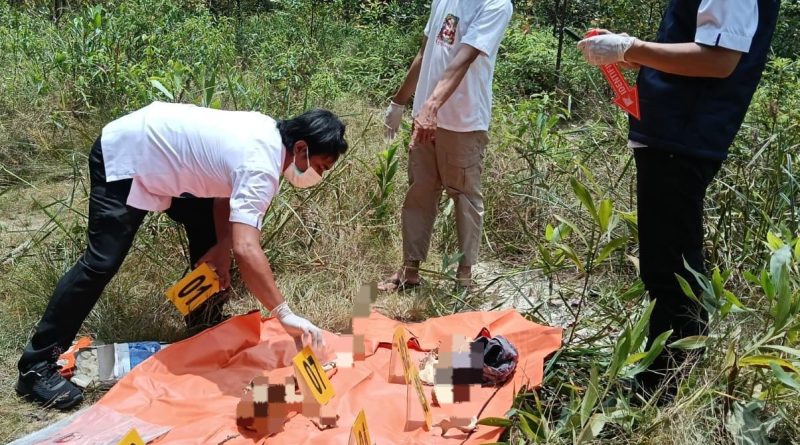 Polsek Singingi Hilir bersama Satreskrim Polres Kuantan Singingi (Kuansing) tengah mendalami penemuan kerangka manusia di areal konsesi PT RAPP Estate Teso, Rabu (4/3/2026). Tulang belulang tersebut ditemukan berserakan di Blok Teso Barat, Desa Bukit Raya, Kecamatan Singingi Hilir. (Foto: Humas Polres Kuantan Singingi)