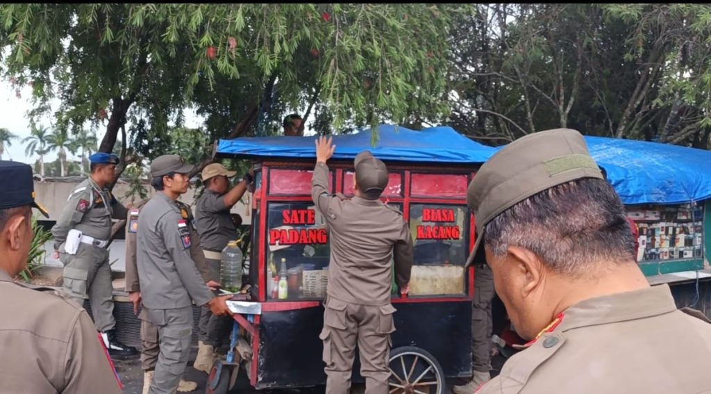 Satuan Polisi Pamong Praja (Satpol PP) Kota Sungai Penuh menggelar aksi tegas menertibkan Pedagang Kaki Lima (PKL) yang berjualan di trotoar pusat kota, Kamis (5/3/2026). (Foto: IST)