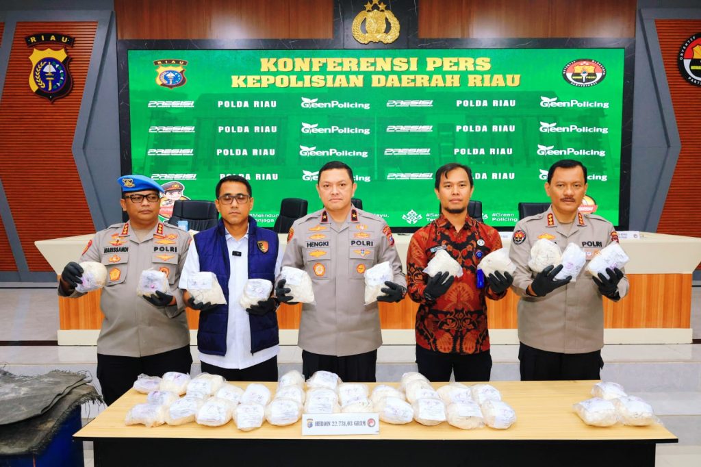Polda Riau melalui Direktorat Reserse Narkoba berhasil mengungkap peredaran narkotika jenis heroin dalam jumlah fantastis di Kabupaten Bengkalis. Dalam operasi skala besar ini, petugas menyita barang bukti seberat 22,7 kilogram dengan taksiran nilai mencapai Rp68 miliar. (Foto: Humas Polda Riau)