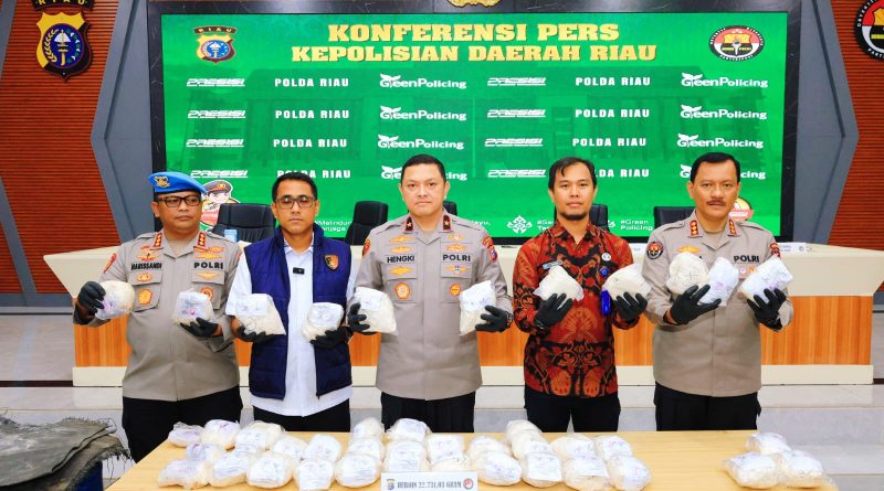 Polda Riau melalui Direktorat Reserse Narkoba berhasil mengungkap peredaran narkotika jenis heroin dalam jumlah fantastis di Kabupaten Bengkalis. Dalam operasi skala besar ini, petugas menyita barang bukti seberat 22,7 kilogram dengan taksiran nilai mencapai Rp68 miliar. (Foto: Humas Polda Riau)