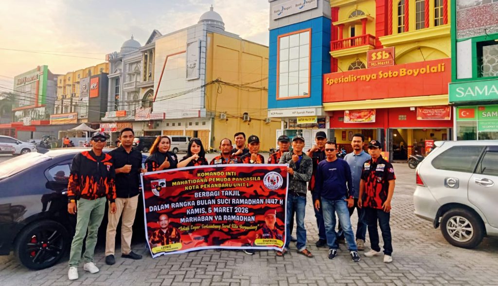 Unit I Koti Pemuda Pancasila Kota Pekanbaru menggelar kegiatan sosial dengan membagikan takjil gratis kepada masyarakat pada Kamis (5/3/2026). Aksi berbagi ini dipusatkan di kawasan strategis Simpang Tabek Gadang, Panam, menjelang waktu berbuka puasa. (Foto: Ketua Unit l Koto PP Pekanbaru, Edtris)
