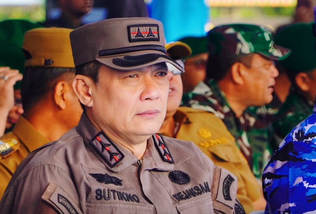 Kepala Kejaksaan Tinggi (Kajati) Riau, Dr. Sutikno, S.H., M.H., menghadiri Apel Kesiapsiagaan Penanggulangan Kebakaran Hutan dan Lahan (Karhutla). Kegiatan strategis ini berlangsung di Lapangan Pandawa Lanud Roesmin Nurjadin, Pekanbaru, pada Kamis (5/3/2026). (Foto: Kasi Penerangan Hukum (Kasipenkum) Kejati Riau Zikrullah, S.H., M.H.)