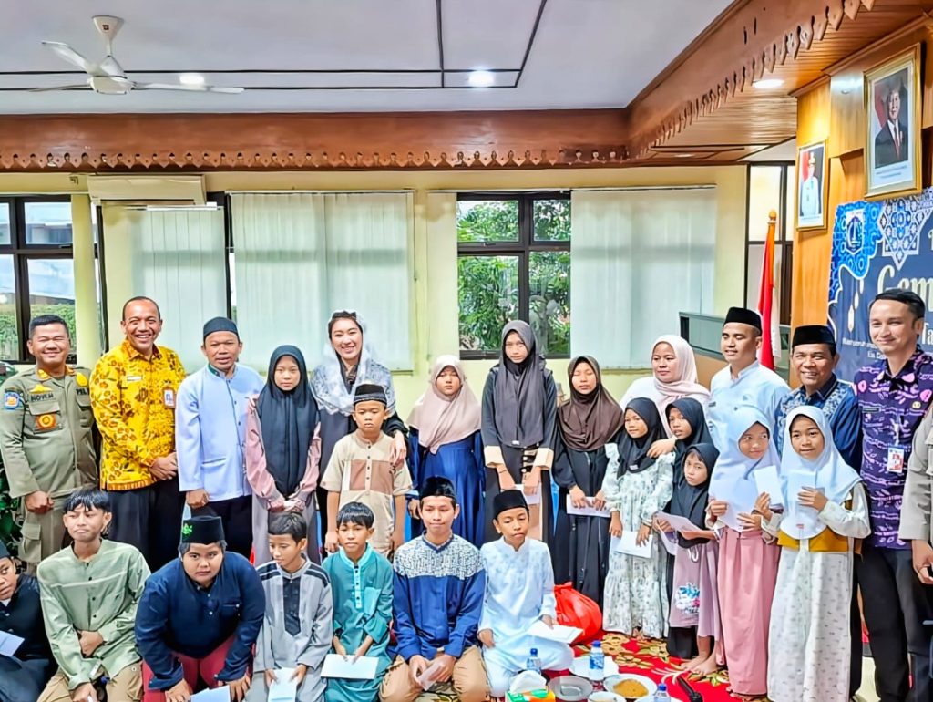Sebanyak 550 anak yatim dan kaum duafa di wilayah Kelurahan Rawa Buaya, Kecamatan Cengkareng, Jakarta Barat, menerima paket sembako Solidaritas Ramadan 1447 H. Kegiatan sosial ini berlangsung khidmat di kantor kelurahan setempat, Bojong Raya, Kamis (5/3/2026). (Foto: Pemkot Jakarta Barat)