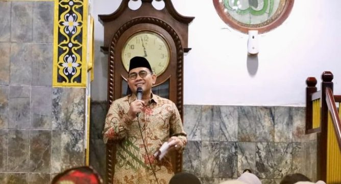 Wali Kota Administrasi Jakarta Pusat, Arifin, melaksanakan rangkaian Safari Ramadan melalui kegiatan Tarawih Keliling (Tarling) di Masjid Jami An Nur, Petamburan, Kamis (5/3/2026) malam. (Foto: Pemkot Jakarta Pusat)