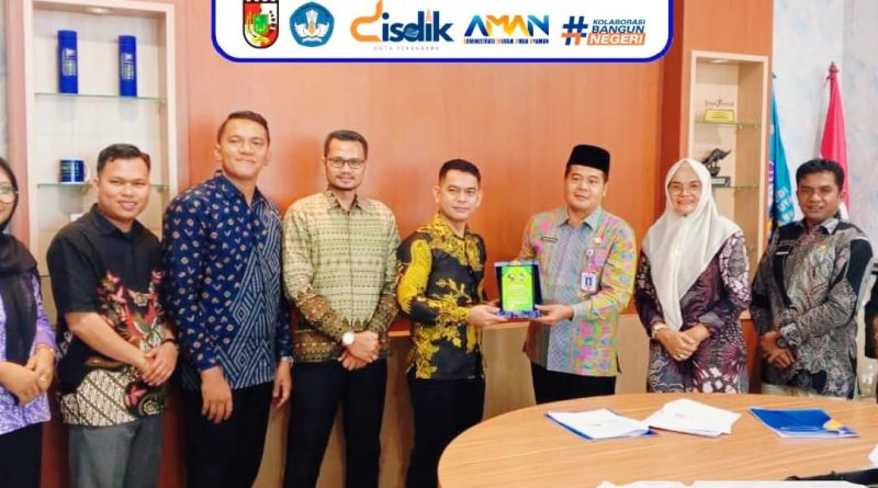 Dinas Pendidikan Kota Pekanbaru resmi menjalin kerja sama strategis dengan Universitas Prima Indonesia (UNPRI) PSDKU Pekanbaru dan Rumah BUMN Riau. Penandatanganan Memorandum of Understanding (MoU) ini dilaksanakan pada Kamis (5/3/2026). (Foto: Dinas Pendidikan Kota Pekanbaru)