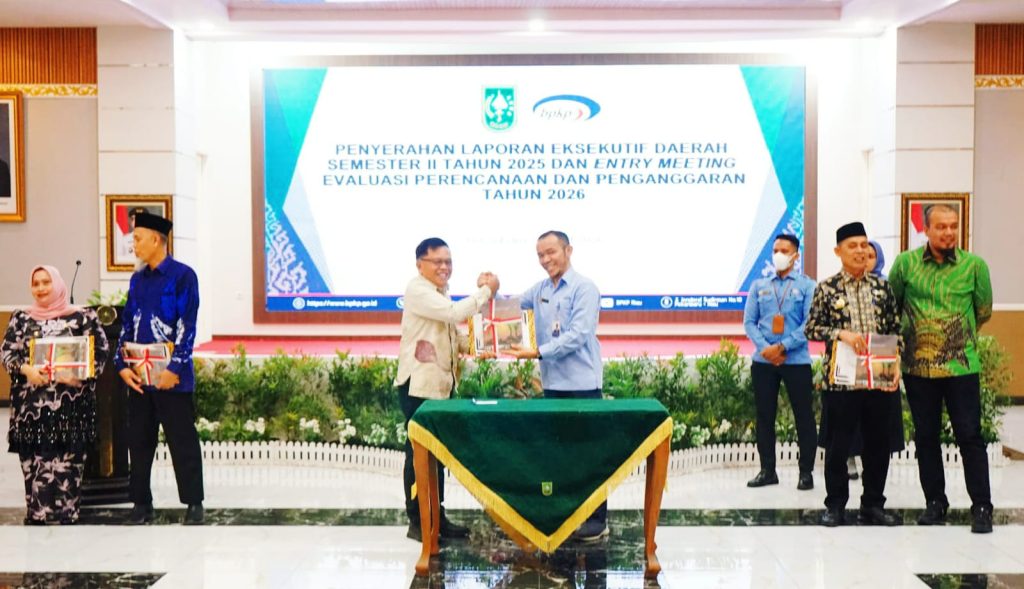 Bupati Kepulauan Meranti, AKBP (Purn) H. Asmar, menghadiri penyerahan Laporan Eksekutif Daerah Semester II Tahun 2025 di Balai Pauh Janggi, Pekanbaru, Kamis (5/3/2026). (Foto: Humas Bupati Kepulauan Meranti)