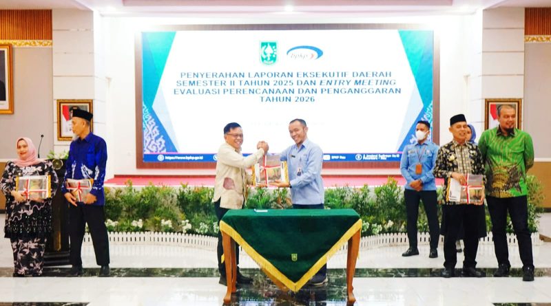 Bupati Kepulauan Meranti, AKBP (Purn) H. Asmar, menghadiri penyerahan Laporan Eksekutif Daerah Semester II Tahun 2025 di Balai Pauh Janggi, Pekanbaru, Kamis (5/3/2026). (Foto: Humas Bupati Kepulauan Meranti)