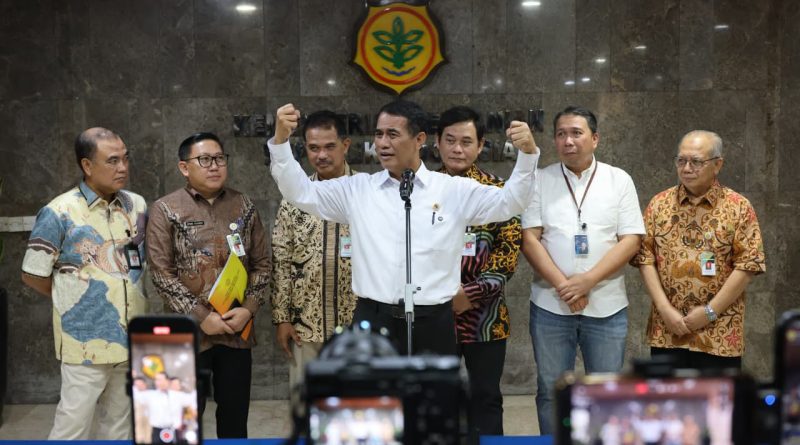 Mentan Andi Amran Sulaiman dalam konferensi pers tentang perkembangan produksi beras dan stok pangan nasional di Kantor Pusat Kementan, Jakarta, Jumat (6/03/2026). (Dok. Kementan)