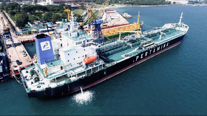 Kapal milik PT Pertamina International Shipping (PIS) berlabuh di dermaga sebagai bagian dari distribusi BBM dan LPG nasional, Jumat (4/7/2025). (Foto: Dok. PT Pertamina)