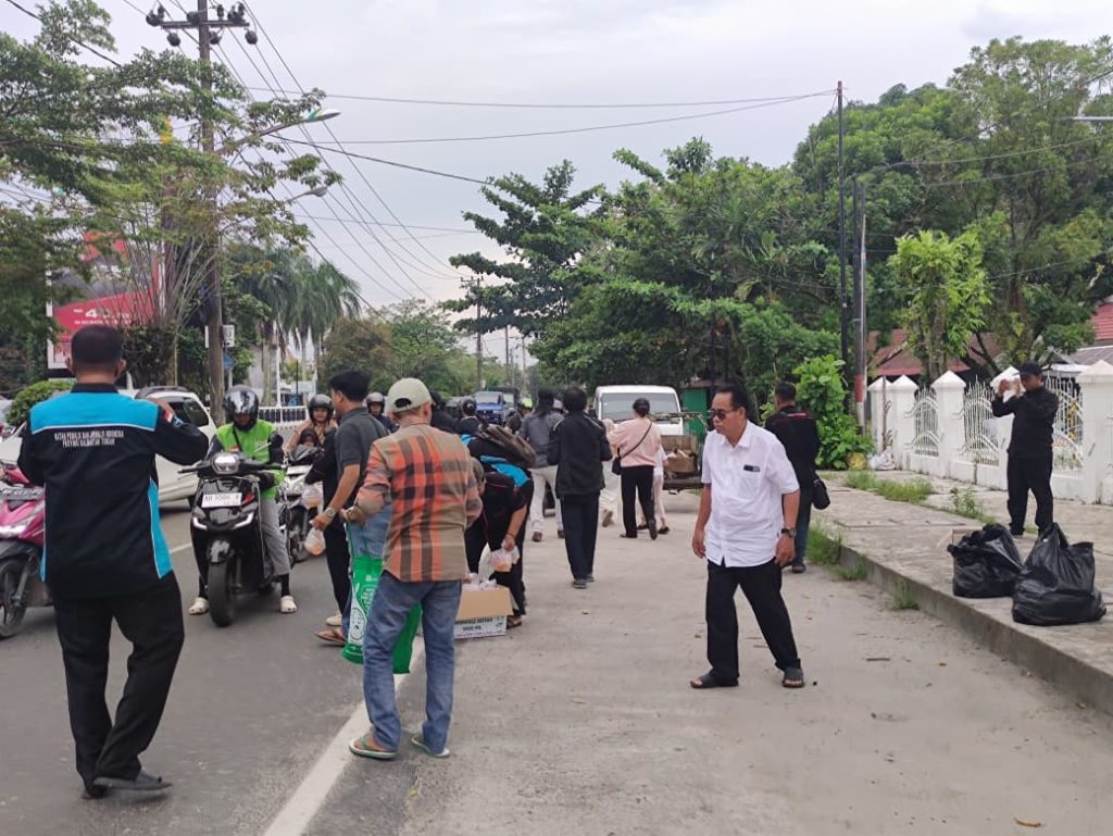 Ikatan Penulis dan Jurnalis Indonesia (IPJI) Kalteng berkolaborasi dengan Forum Kalimantan Membangun (FKM) menggelar aksi sosial pembagian takjil, Jumat (6/3/2026). (Foto: IST)