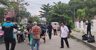 Ikatan Penulis dan Jurnalis Indonesia (IPJI) Kalteng berkolaborasi dengan Forum Kalimantan Membangun (FKM) menggelar aksi sosial pembagian takjil, Jumat (6/3/2026). (Foto: IST)