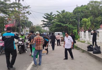 Ikatan Penulis dan Jurnalis Indonesia (IPJI) Kalteng berkolaborasi dengan Forum Kalimantan Membangun (FKM) menggelar aksi sosial pembagian takjil, Jumat (6/3/2026). (Foto: IST)