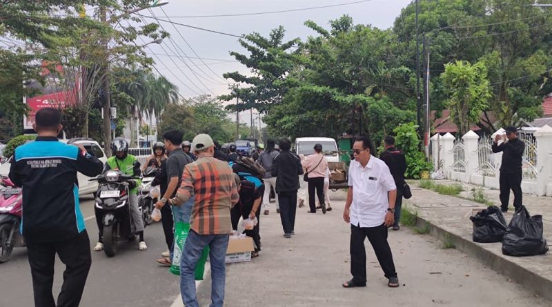 Ikatan Penulis dan Jurnalis Indonesia (IPJI) Kalteng berkolaborasi dengan Forum Kalimantan Membangun (FKM) menggelar aksi sosial pembagian takjil, Jumat (6/3/2026). (Foto: IST)