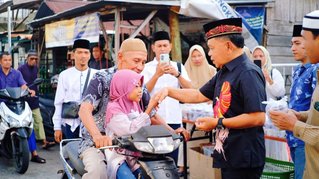 Bupati Kepulauan Meranti, AKBP (Purn) H. Asmar, menunjukkan kepeduliannya dengan membagikan 1.800 paket takjil gratis kepada masyarakat, Jumat (6/3/2026). (Foto: Humas Bupati Kepulauan Meranti)