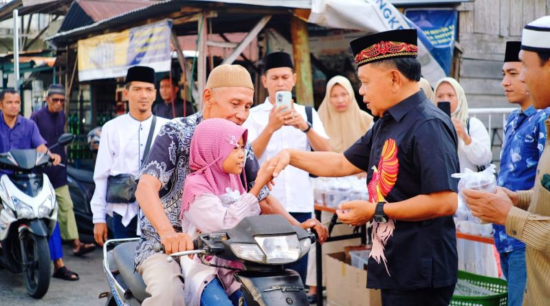 Bupati Kepulauan Meranti, AKBP (Purn) H. Asmar, menunjukkan kepeduliannya dengan membagikan 1.800 paket takjil gratis kepada masyarakat, Jumat (6/3/2026). (Foto: Humas Bupati Kepulauan Meranti)