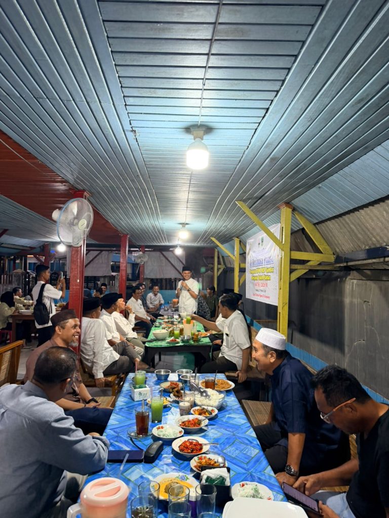 Dewan Pimpinan Wilayah (DPW) Persatuan Keluarga Daerah Pariaman (PKDP) Sumatera Barat menggelar acara buka puasa bersama di Rumah Makan Cik Elok, Padang, Sabtu (7/3/2026). (Foto: IST)