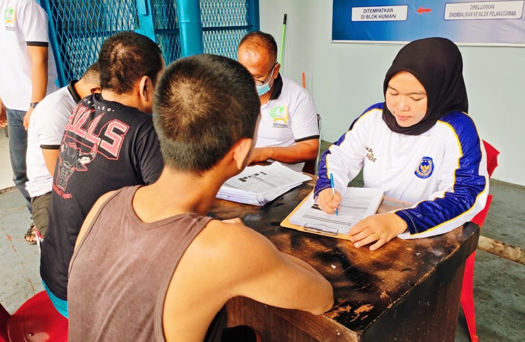 Lembaga Pemasyarakatan (Lapas) Kelas IIA Pekanbaru melakukan skrining kesehatan intensif terhadap 45 warga binaan yang baru saja dipindahkan. Kegiatan yang berlangsung pada Sabtu (7/3/2026) ini bertujuan untuk memastikan kondisi fisik dan mental para penghuni baru dalam keadaan stabil. (Foto: Humas Lapas llA Pekanbaru)