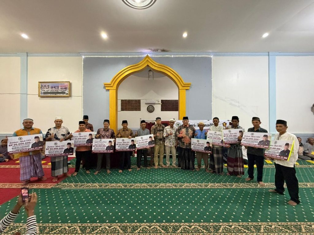 Anggota Komisi III DPRD Provinsi Sumatera Barat, Muchlis Yusuf Abit, melaksanakan Safari Ramadan di Kabupaten Pesisir Selatan (Pessel). Dalam kunjungan ke daerah pemilihannya tersebut, ia menyalurkan bantuan total senilai Rp460 juta untuk 8 masjid dan 3 musala, Kamis (5/3/2026). (Foto: IST)